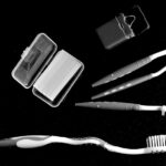 strumenti per igiene orale quotidiana come spazzolino filo interdentale e scovolini
