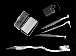 strumenti per igiene orale quotidiana come spazzolino filo interdentale e scovolini